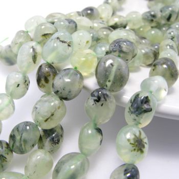 Prirodni poludragi kamen Prehnit, perle nuget polirane, Dimenzjia od 8-12x 8-10 mm . Niz sadrži od 38-40 per ( KPPREHNUG )