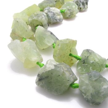 Poludragi kamen Prehnit, perle sirove neobradjne, Dimenzjia 15-18x18-25 mm. Niz sadrži od 16-22 perle( KPPREHSIR )