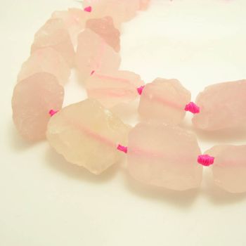 Poludragi kamen Rozen kvarc, perle sirove neobradjne, Dimenzjia 15-18x18-25 mm. Niz sadrži od 16-22 perle( KPRKSIR )