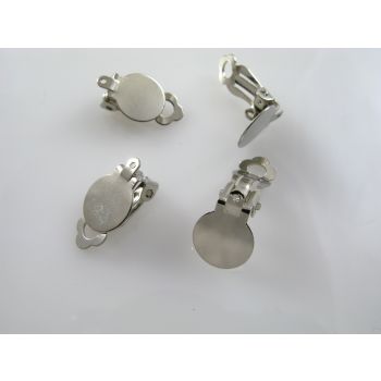 Klips za nebušene uši. Boja inoxa.Osnova za lepljenje veličine 10mm.Veličina oko 18x10mm. (MKOK-UD05-NIK)