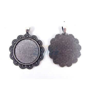Osnova za medaljon. Boja antik srebra.Dimenzije: 42x52mm, unutrasnja 30mm. (MKOZPM-13S)